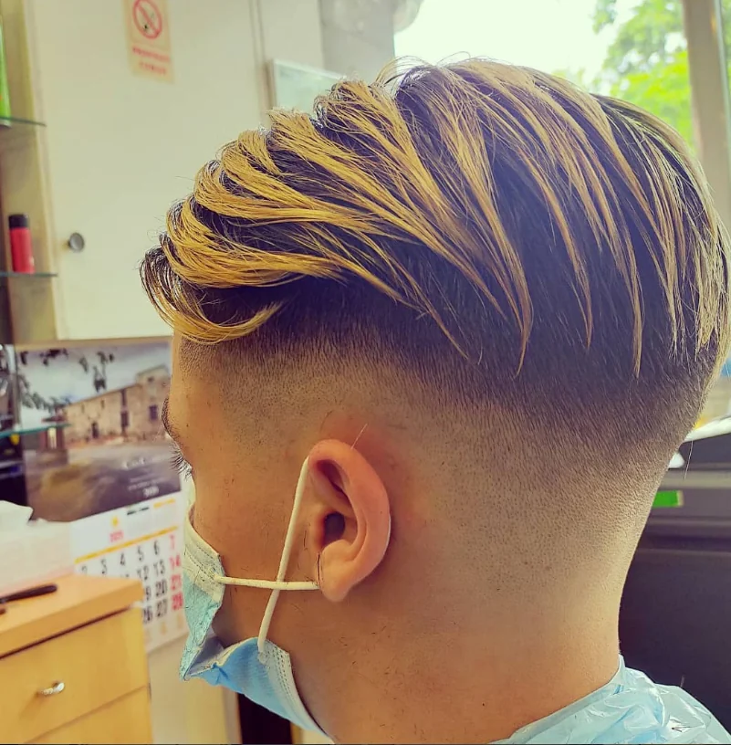 Corte con mechas y laterales degradados