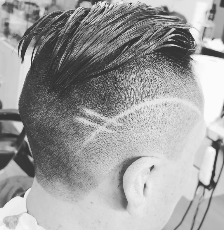 Corte con diseño de líneas realizado en la barbería