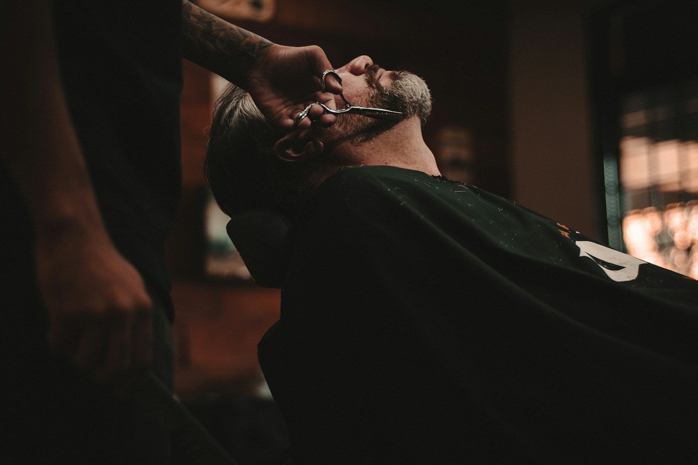 Escena de corte usada como referencia visual; no es un trabajo de Abdul