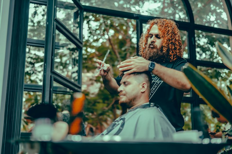 Barbero trabajando en una fotografía de referencia, no es Abdul